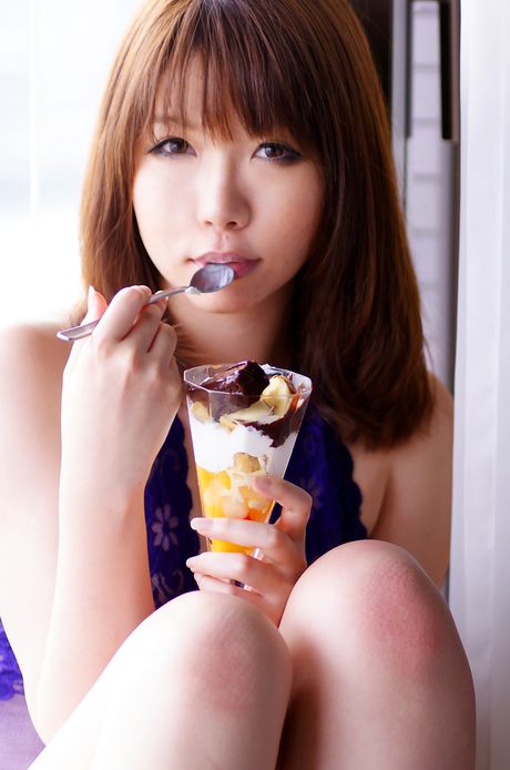 亞洲美女日暮凜展示她美麗的臀部並獨自擺姿勢