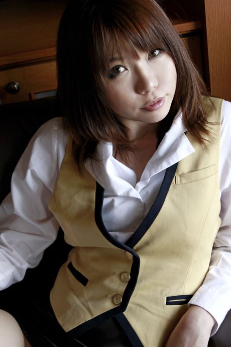 亞洲美女日暮凜展示她美麗的臀部並獨自擺姿勢