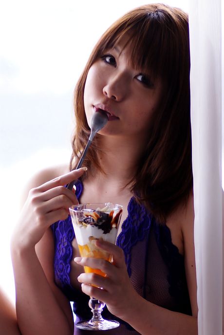 亞洲美女日暮凜展示她美麗的臀部並獨自擺姿勢