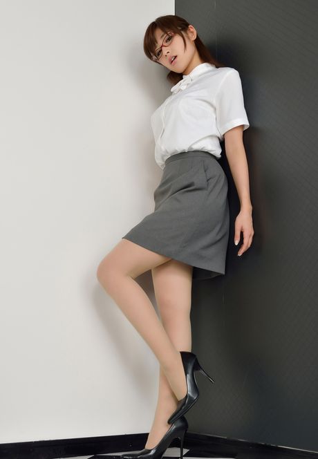 アジアの美女、有馬彩香がメガネとハイヒールを脱いでソロで登場