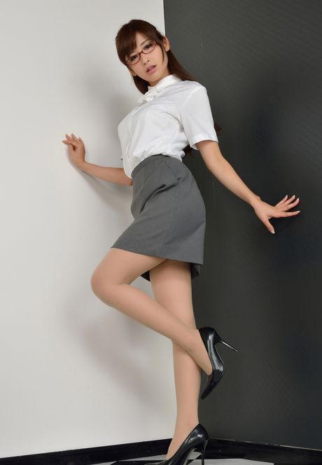 アジアの美女、有馬彩香がメガネとハイヒールを脱いでソロで登場