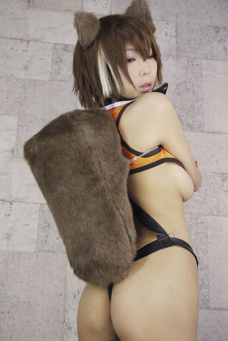 Noriko Ashiya 是一位喜歡炫耀自己身體的日本辣妹