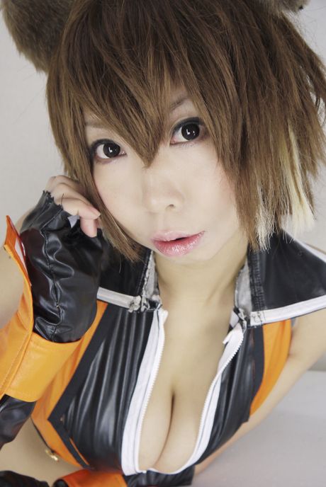 Noriko Ashiya 是一位喜歡炫耀自己身體的日本辣妹