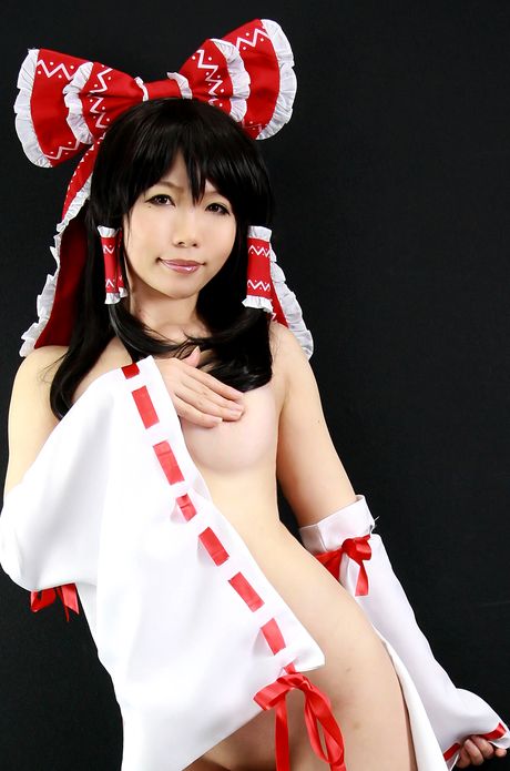 A: Asian beauty Higurashi Rin models naked in white stockings