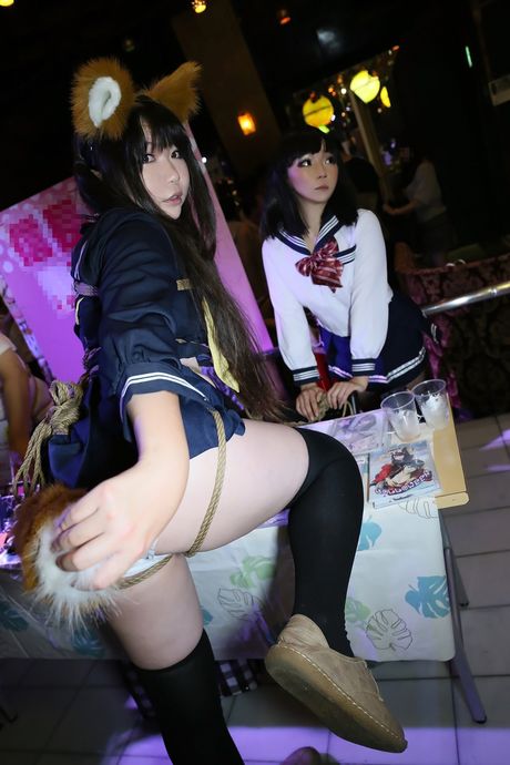 Schoolgirl Higurashi Rin reveals her perfect butt and poses in stockings