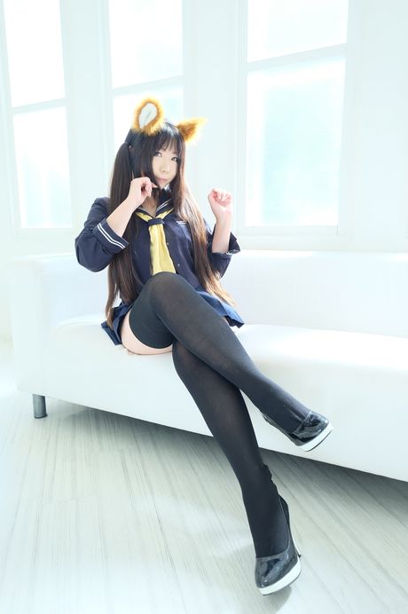 女子高生の日暮りんが完璧なお尻を露わにしてストッキング姿でポーズをとる