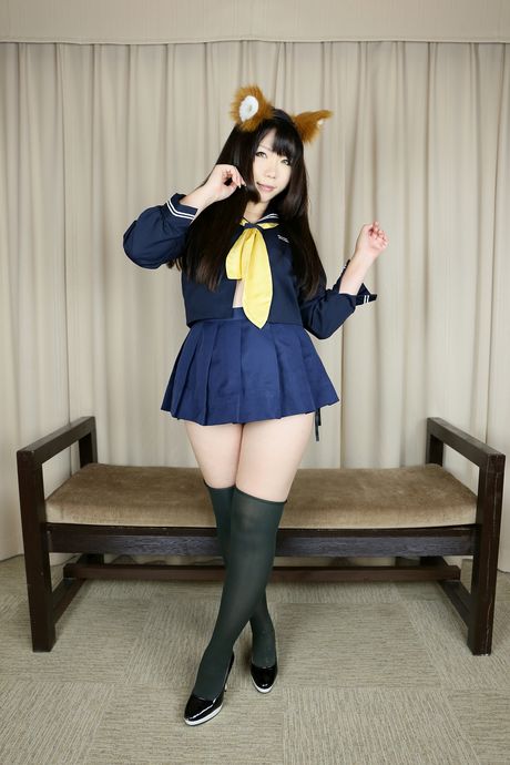 女子高生の日暮りんが完璧なお尻を露わにしてストッキング姿でポーズをとる