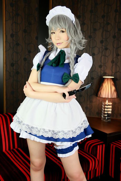 アジア人メイド日暮りんが完璧なお尻を披露し、ソロでポーズをとる