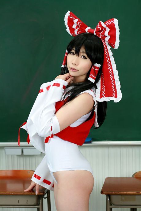 Asiatisk teenager Higurashi Rin viser sin lækre røv frem og poserer solo