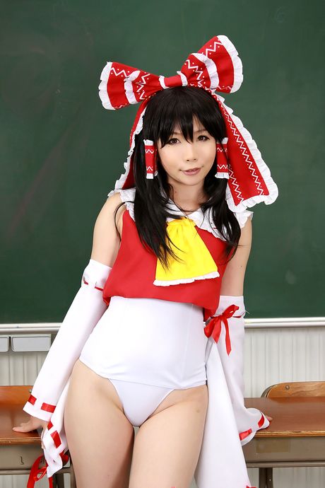 Asiatisk teenager Higurashi Rin viser sin lækre røv frem og poserer solo