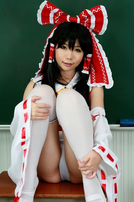 Asiatisk teenager Higurashi Rin viser sin lækre røv frem og poserer solo