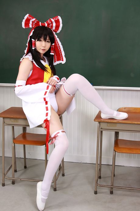 Asiatisk teenager Higurashi Rin viser sin lækre røv frem og poserer solo