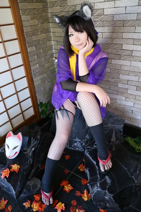 Den asiatiske dukke Higurashi Rin bærer en rævemaske, mens hun modellerer i fiskenet