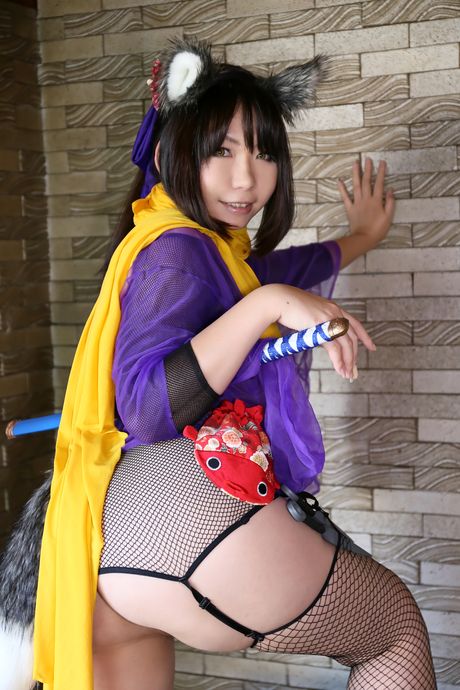 Den asiatiske dukke Higurashi Rin bærer en rævemaske, mens hun modellerer i fiskenet