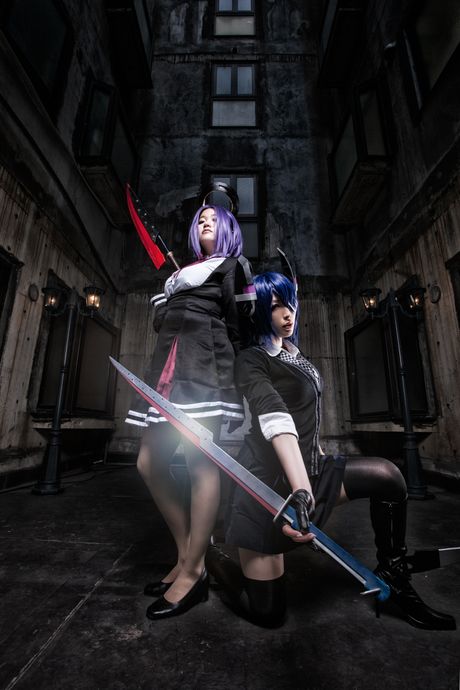 アジア美人のうさぎは、黒い手袋をはめてモデルをしながら紫色のウィッグをかぶっている