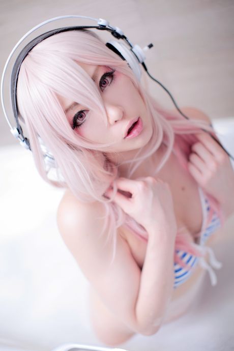 アジアのティーンうさぎは、彼女の小さなおっぱいを露出させてから、彼女の毛のない陰部を見せる