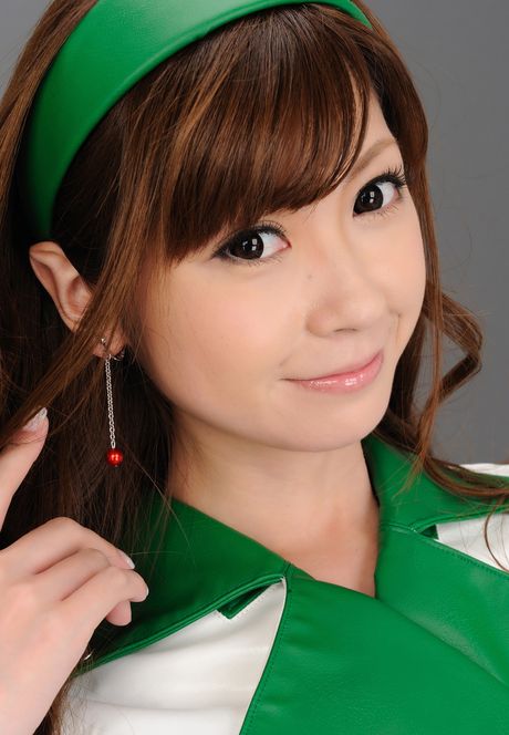 アジアのティーン、佐々木愛梨が小さな胸を披露し、白いストッキングでポーズをとる