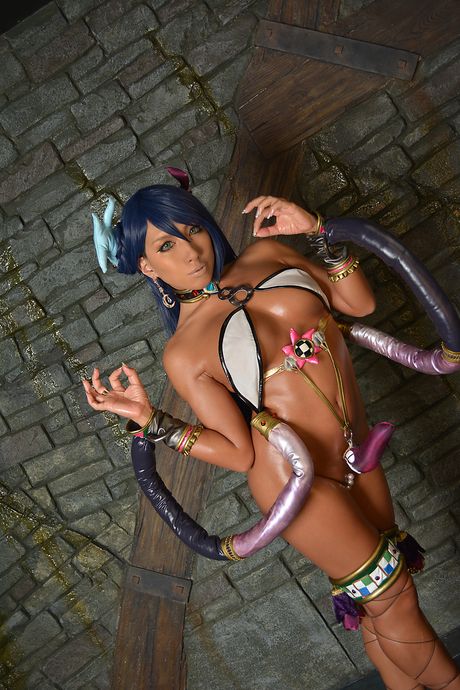 Asiatisk sød Nonsummerjack har en gag-bold, mens hun leger med sin fisse