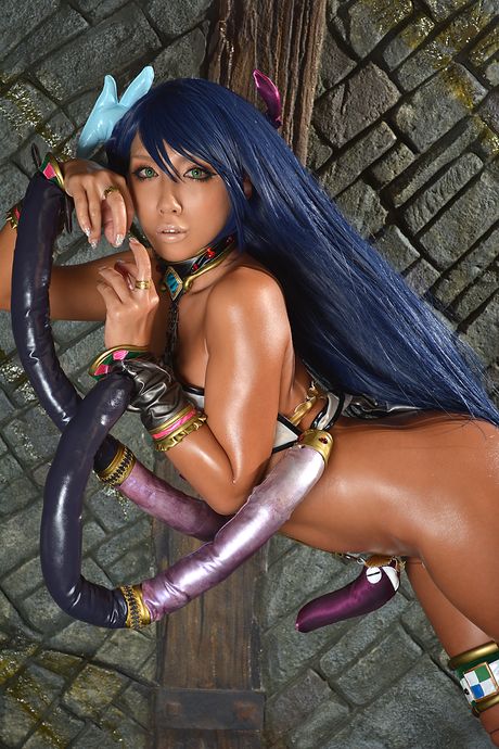 Asiatisk sød Nonsummerjack har en gag-bold, mens hun leger med sin fisse