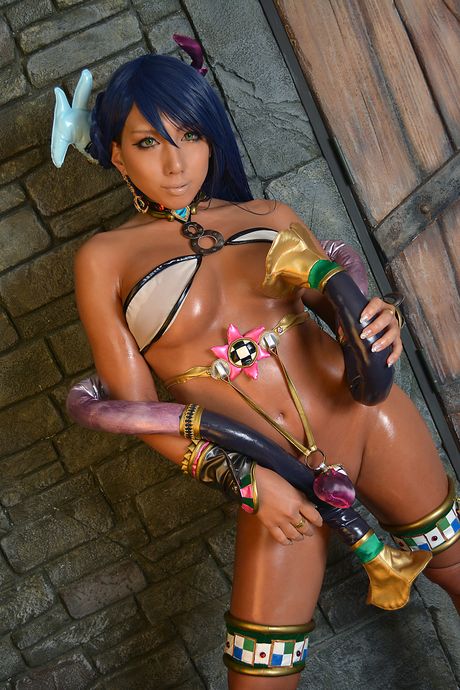 Asiatisk sød Nonsummerjack har en gag-bold, mens hun leger med sin fisse