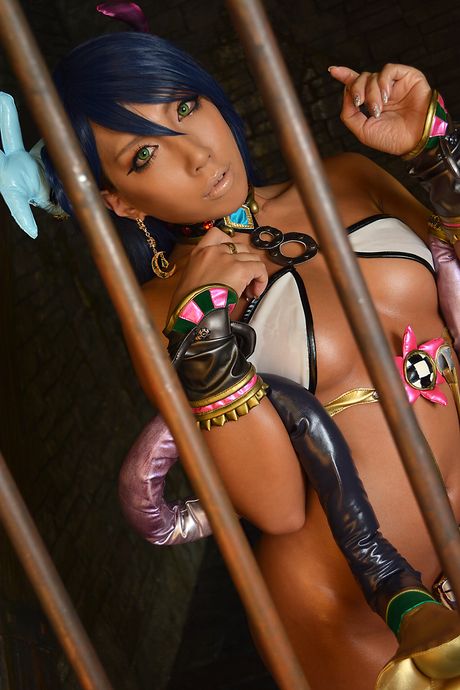 Asiatisk sød Nonsummerjack har en gag-bold, mens hun leger med sin fisse