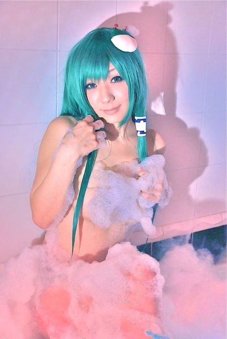 Asian teen Misaki Hanamura displays her big juggs and exhibits her nudity in a solo