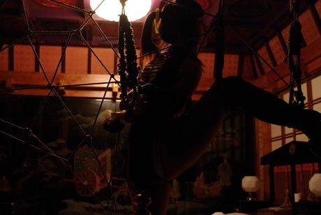 Asiatisk søde Shino Bishuo afslører sine pæne bryster og poserer solo