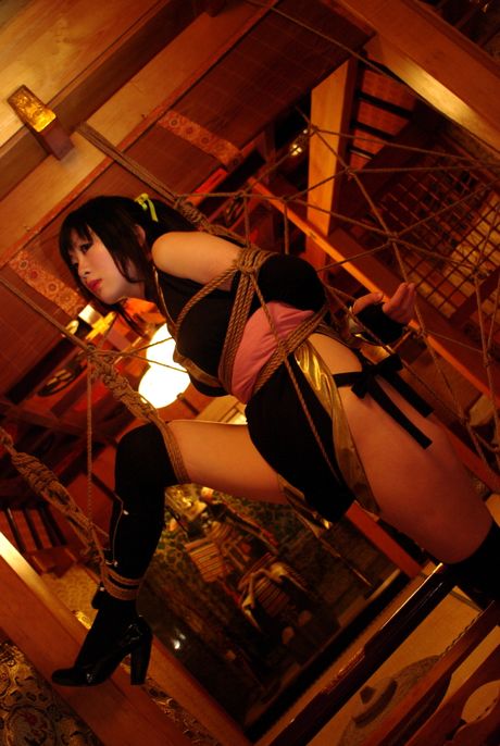 Asiatisk søde Shino Bishuo afslører sine pæne bryster og poserer solo