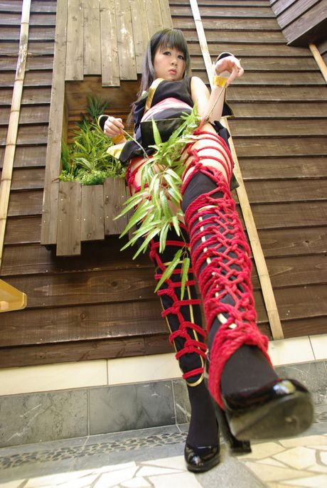 Asiatisk søde Shino Bishuo afslører sine pæne bryster og poserer solo