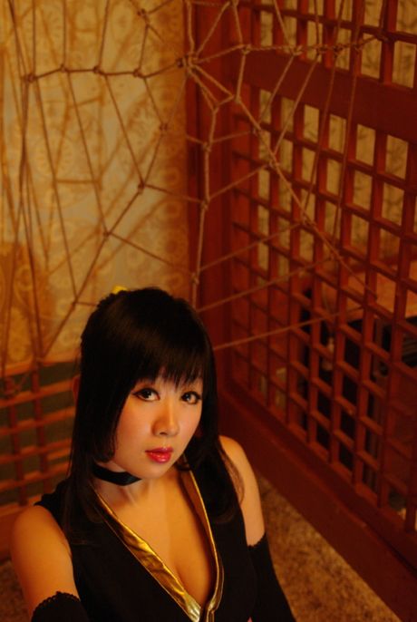 Asiatisk søde Shino Bishuo afslører sine pæne bryster og poserer solo