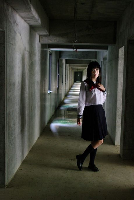 Babe Shino Bishuu stripper sit tøj af og viser sine store meloner