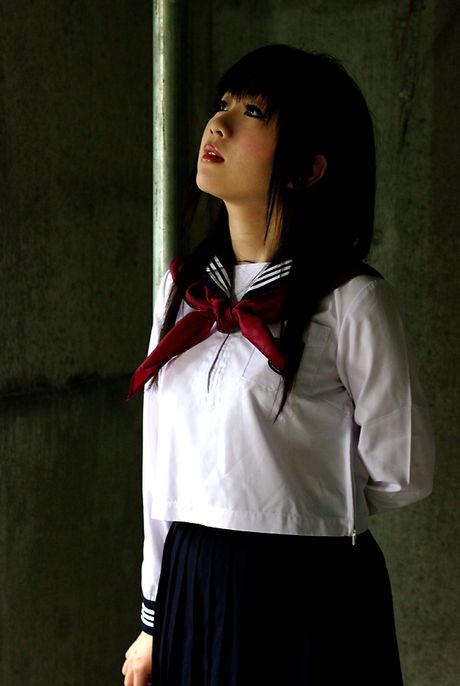 Babe Shino Bishuu stripper sit tøj af og viser sine store meloner