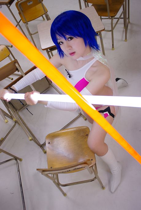 Asiatisk teenager Shino Kinbaku bærer en maske, mens hun klæder sig ud i hvide strømper