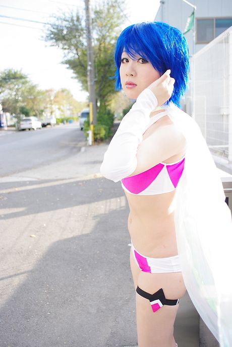 アジアの表紙ガール、篠緊縛がバルコニーで白いストッキングを履いて裸になる