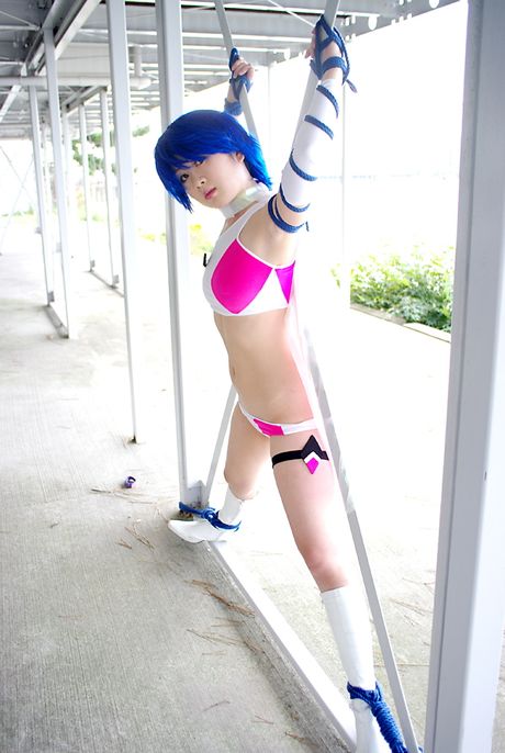 アジアの表紙ガール、篠緊縛がバルコニーで白いストッキングを履いて裸になる