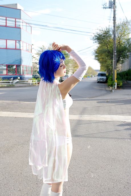 アジアの表紙ガール、篠緊縛がバルコニーで白いストッキングを履いて裸になる