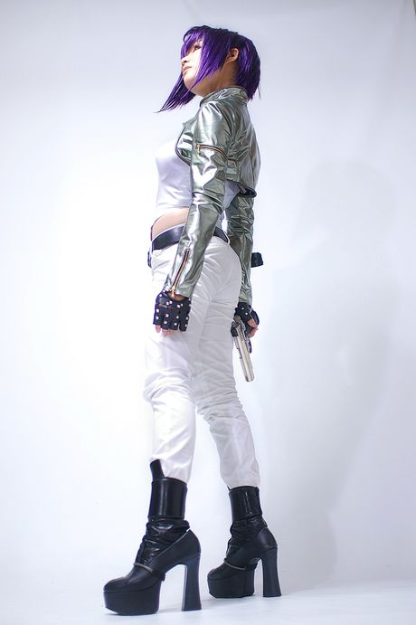 Lillahårede Saiko Kobayakawa stripper og viser sin lækre krop frem i en solo