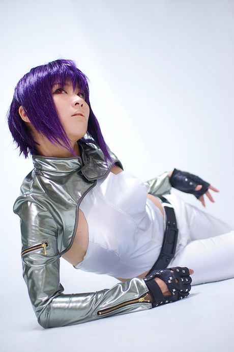 Lillahårede Saiko Kobayakawa stripper og viser sin lækre krop frem i en solo