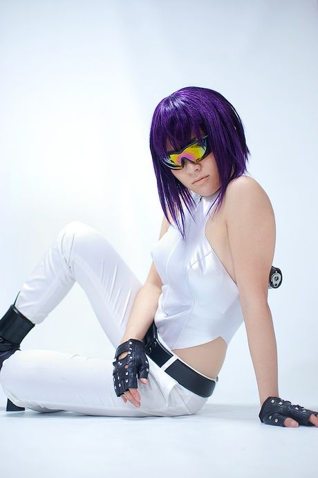 Lillahårede Saiko Kobayakawa stripper og viser sin lækre krop frem i en solo