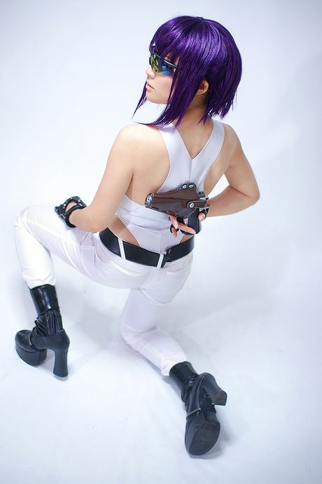 Lillahårede Saiko Kobayakawa stripper og viser sin lækre krop frem i en solo