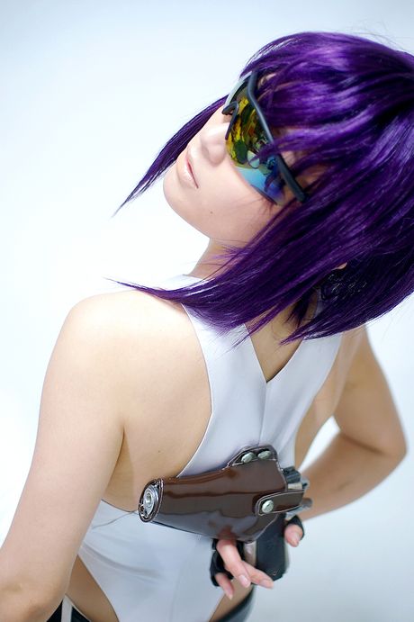 Lillahårede Saiko Kobayakawa stripper og viser sin lækre krop frem i en solo