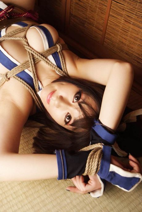 Asiatisk skønhed Ringo Mitsuki bliver bundet op i en rebbondage