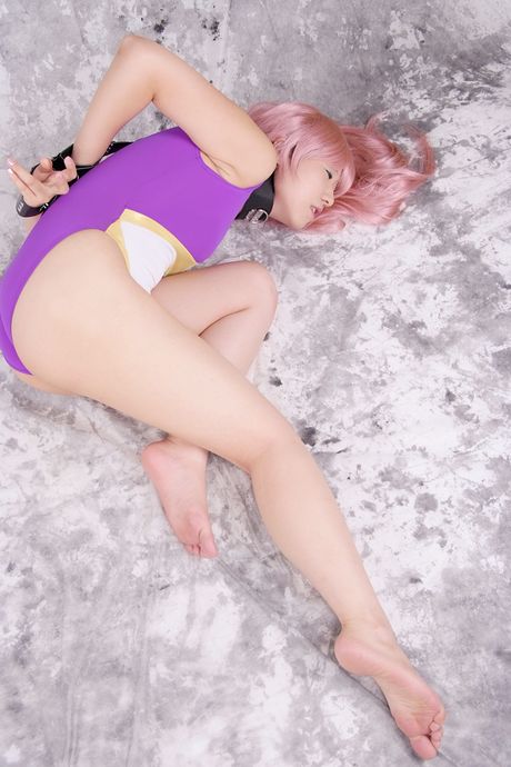 Asiatisk søde Mizuki Akira har hvide handsker på, mens hun modellerer et bodysuit