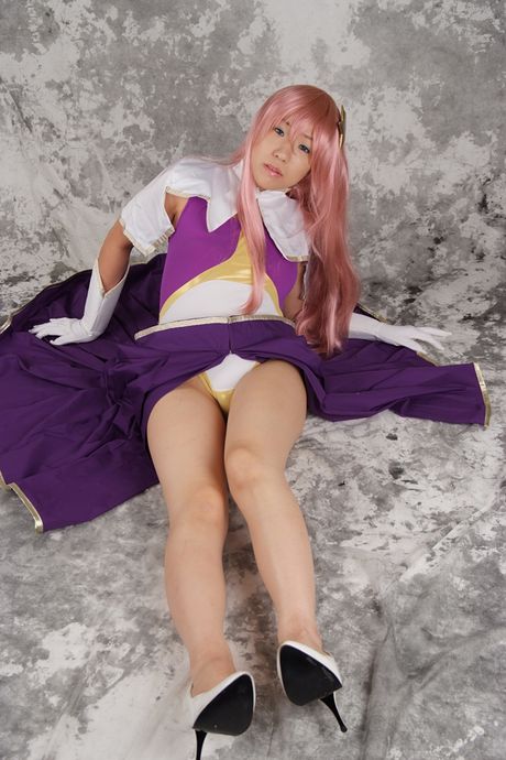 Asiatisk søde Mizuki Akira har hvide handsker på, mens hun modellerer et bodysuit