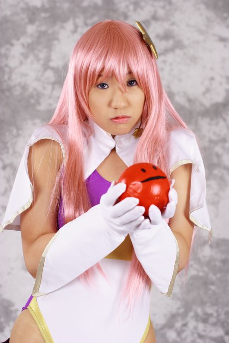 Asiatisk søde Mizuki Akira har hvide handsker på, mens hun modellerer et bodysuit