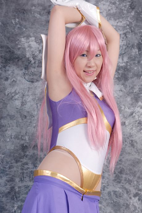 Asiatisk søde Mizuki Akira har hvide handsker på, mens hun modellerer et bodysuit