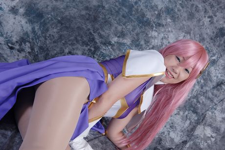 Asiatisk søde Mizuki Akira har hvide handsker på, mens hun modellerer et bodysuit