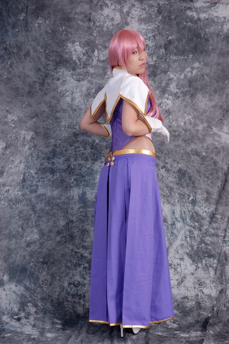 Asiatisk søde Mizuki Akira har hvide handsker på, mens hun modellerer et bodysuit