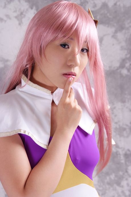 Asiatisk søde Mizuki Akira har hvide handsker på, mens hun modellerer et bodysuit