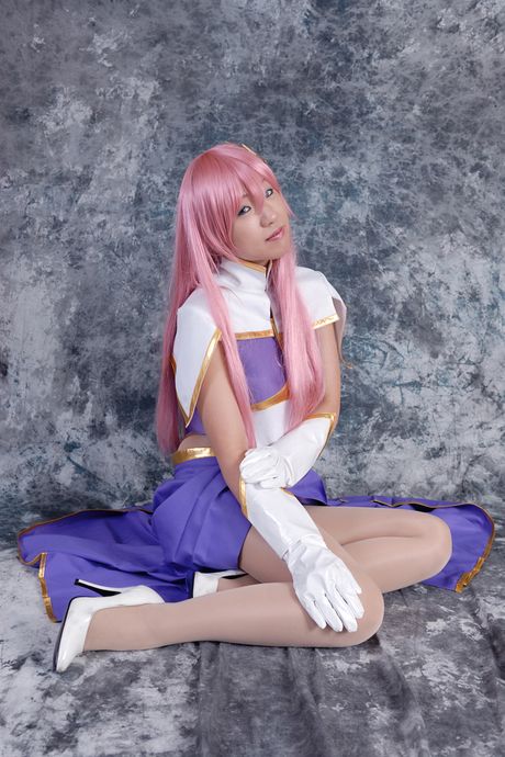 Asiatisk søde Mizuki Akira har hvide handsker på, mens hun modellerer et bodysuit